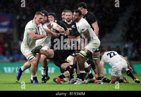 Der Engländer Sam Underhill Rennen klar versuchen die dann ist für eine Abseits entschied nach einer TMO (Fernsehen match Offiziellen) Entscheidung während der Quilter Länderspiel in Twickenham Stadium, London. Stockfoto