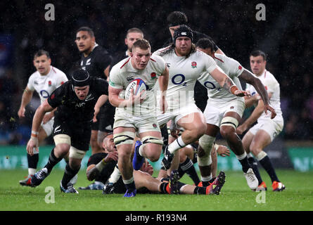 Der Engländer Sam Underhill Rennen klar versuchen die dann ist für eine Abseits entschied nach einer TMO (Fernsehen match Offiziellen) Entscheidung während der Quilter Länderspiel in Twickenham Stadium, London. Stockfoto