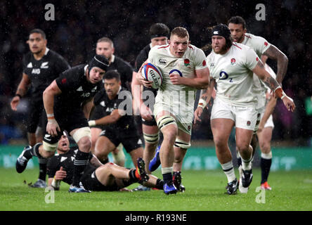 Der Engländer Sam Underhill Rennen klar versuchen die dann ist für eine Abseits entschied nach einer TMO (Fernsehen match Offiziellen) Entscheidung während der Quilter Länderspiel in Twickenham Stadium, London. Stockfoto