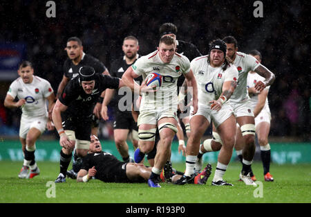 Der Engländer Sam Underhill Rennen klar versuchen die dann ist für eine Abseits entschied nach einer TMO (Fernsehen match Offiziellen) Entscheidung während der Quilter Länderspiel in Twickenham Stadium, London. Stockfoto