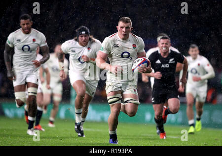 Der Engländer Sam Underhill Rennen klar versuchen die dann ist für eine Abseits entschied nach einer TMO (Fernsehen match Offiziellen) Entscheidung während der Quilter Länderspiel in Twickenham Stadium, London. Stockfoto