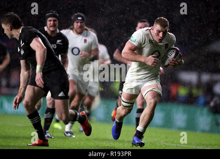 Der Engländer Sam Underhill Rennen klar versuchen die dann ist für eine Abseits entschied nach einer TMO (Fernsehen match Offiziellen) Entscheidung während der Quilter Länderspiel in Twickenham Stadium, London. Stockfoto