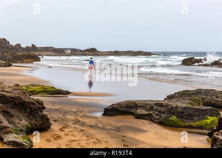 Junge Gehen auf einem einsamen Strand in Fuerteventura, Kanarische Inseln Stockfoto