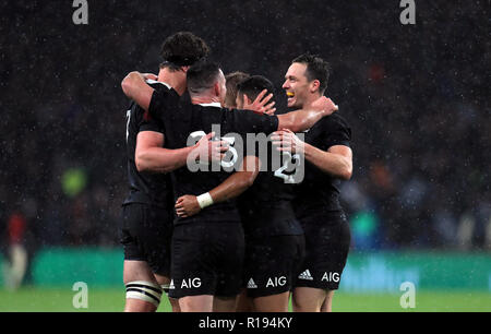 Neuseelands Spieler feiern nach dem Quilter Länderspiel in Twickenham Stadium, London. Stockfoto