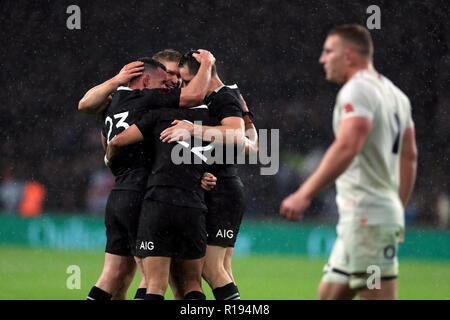 Neuseelands Spieler feiern nach dem Quilter Länderspiel in Twickenham Stadium, London. Stockfoto