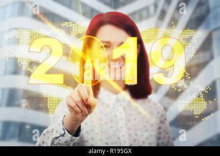 Lächelnde Frau berühren digitalen Schnittstelle. Drücken Sie auf den goldenen2019 Symbol mit Fingerabdruck im Inneren zu scannen. Entriegeln und starten Sie das neue Jahr busines Stockfoto