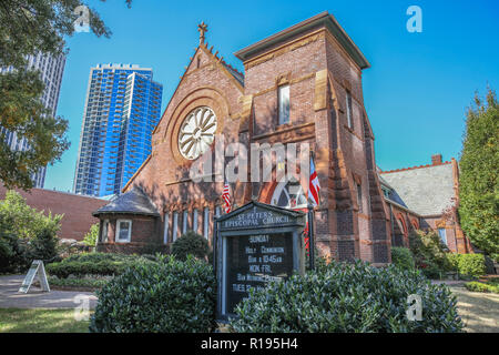 CHARLOTTE, NC, USA -10/30/18: St. Peter's Episcopal Church wurde 1895 abgeschlossen, und steht jetzt vor dem Hintergrund der modernen Wolkenkratzer. Stockfoto