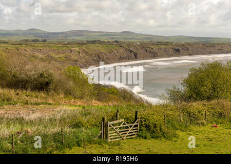 Blick vom Hügel bei Rhiw, Gwynedd, North Wales auf den Höllen Mund Bay Teil der Llyn Halbinsel Spaziergang entlang der Küste Stockfoto