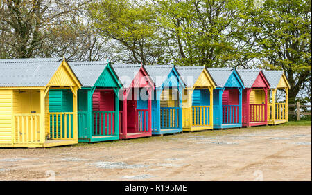 Bunten Holzhütten am Llanbedrog Gwynedd in Nordwales Llyn Halbinsel Stockfoto