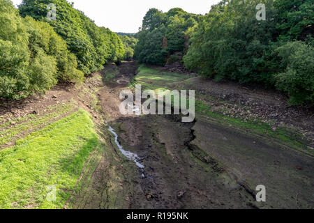 Schafgarbe Behälter während der Hitzewelle im Sommer 2018. Allance Brücke zurück in Bodennähe wie die Wasserstände sinken, und die Strömung von Wasser trocknet. Stockfoto