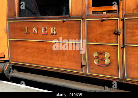 Ein restauriertes LNER 3. Klasse teak Eisenbahn. Stockfoto