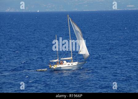 Eine Segelyacht vor der Küste von Lakka auf der griechischen Insel Paxos, die am 19. Juni 2014. Die 13 km lange Insel ist ein beliebtes Segelgebiet. Stockfoto