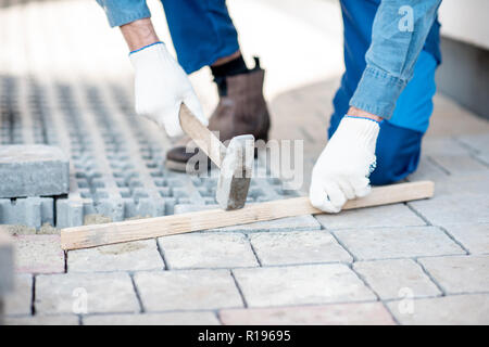 Builder Verlegung Bodenfliesen auf der Baustelle, Nahaufnahme mit kein Gesicht Stockfoto