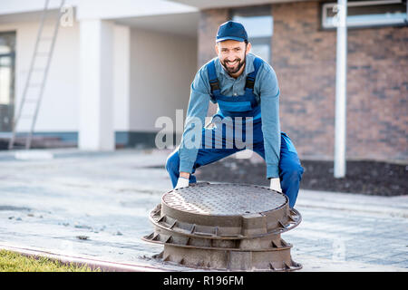 Arbeiter in Uniform Die neue Straße Luken in der Wohngegend Stockfoto