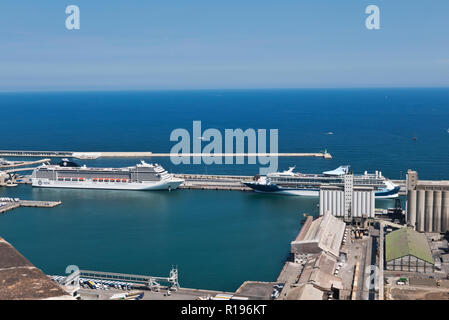 Zwei Kreuzfahrtschiffe im Hafen von Barcelona, Spanien günstig Stockfoto