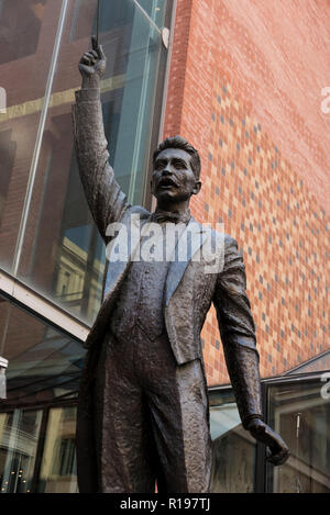 Statue des katalanischen Komponisten Luis Hirse außerhalb der Palau De La Musica, Barcelona, Spanien Stockfoto