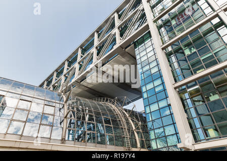 BERLIN, DEUTSCHLAND - 13. JULI 2018: Central Passenger Railway Station Hauptbahnhof, modernes Gebäude. Station wurde im Mai 2006 eröffnet und von der DB Statio betrieben Stockfoto