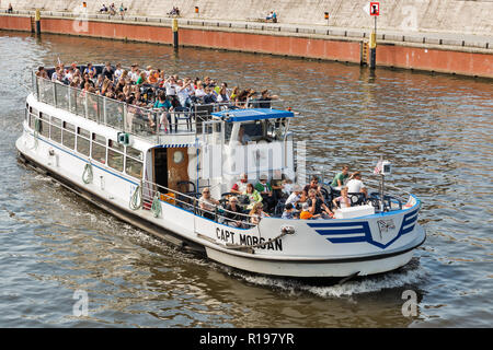 BERLIN, DEUTSCHLAND - 13. JULI 2018: Captain Morgan touristischen Schiff mit Passagieren segeln entlang der Spree in Mitte Stadtteil. Berlin ist die Hauptstadt Stockfoto