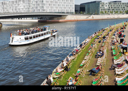 BERLIN, DEUTSCHLAND - 13. JULI 2018: Captain Morgan touristischen Schiff mit Passagieren segeln entlang der Spree in der beliebten Capital Beach Club auf einer Uhr Stockfoto