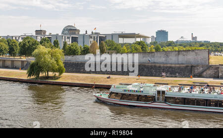 BERLIN, DEUTSCHLAND - 13. JULI 2018: Spreekrone touristischen Schiff mit Passagieren segeln entlang der Spree an einem heißen Sommertag in Mitte Stadtteil mit R Stockfoto