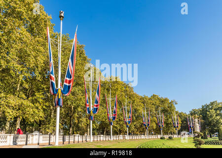 London. November 2018. Ein Blick auf den Union Jack flags um Buckingham Palace in London. Stockfoto