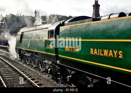 Besuch der SR Battle of Britain-Klasse pacific No 34081 '92 Squadron' wartet am Bahnhof Grosmont, nachdem er den Zug 1104 von Pickering, 30.09.2018, angefahren hat. Stockfoto