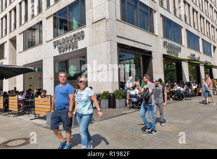 BERLIN, DEUTSCHLAND - 13. JULI 2018: unbekannte Menschen besuchen Starbucks Coffee House in der Innenstadt. Es ist ein amerikanischer Kaffee und Kaffeehaus Kette Stockfoto