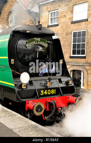 Besuch der SR Battle of Britain Class pacific No 34081 '92 Squadron' wartet darauf, Grosmont mit dem Essenszug Moorlander nach Pickering, 30.09.2018, zu verlassen. Stockfoto