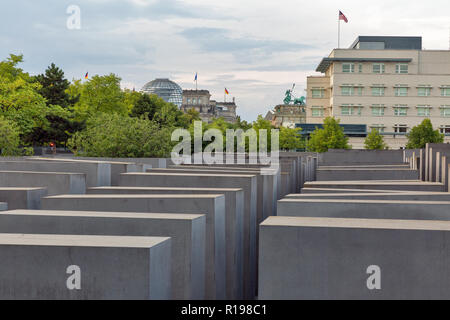 BERLIN, DEUTSCHLAND - 13. JULI 2018: Denkmal für die ermordeten Juden Europas, die Opfer des Holocaust. Die Idee gehört zu den Berliner Publizistin Lea Rosh. Stockfoto