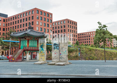 BERLIN, DEUTSCHLAND - 13. JULI 2018: Koreanische Pavillon der Einheit in Tilla Durieux Park vor der Potsdamer Platz Arkaden Mall. Berlin ist die Hauptstadt und Stockfoto