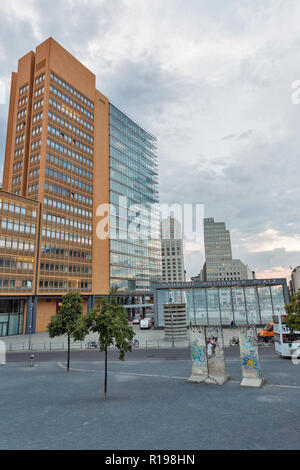 BERLIN, DEUTSCHLAND - 13. JULI 2018: Skyline der Stadt am Potsdamer Platz Financial District. Berlin ist die Hauptstadt und größte Stadt Deutschlands durch beide sind Stockfoto