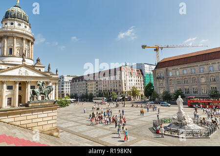 BERLIN, DEUTSCHLAND - Juli 14,2018: Leute laufen Sie entlang der Gendarmenmarkt mit Französischen Kirche und Konzerthaus. Es ist ein Platz und der Ort eine architektonische e Stockfoto