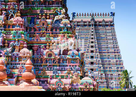 Gopurams in Sri Ranganathaswamy Tempel, Indien. Ein Gopuram ist eine monumentale Torhaus Turm, meist reich verzierte, am Eingang eines Hindu Tempel Stockfoto