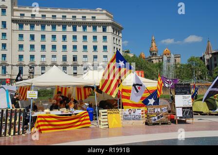 Aktivisten für die llibertat Presos Politik (politische Gefangene) Bewegung Kampagne in der Plaza Catalunya in Barcelona, Spanien am 17. April 2018. Stockfoto