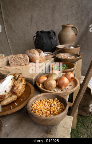 Frühe mittelalterliche Speisen auf dem Tisch. Stockfoto