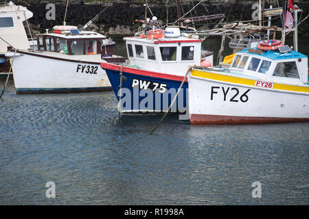 Bunte Fischerboote vertäut im Hafen von Polperro in Cornwall, England, UK Stockfoto