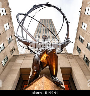 New York, USA, 9. November 2018. Bronzestatue von Atlas Lager die kreisende Himmel im New Yorker Rockefeller Center. Foto von Enrique Ufer Stockfoto
