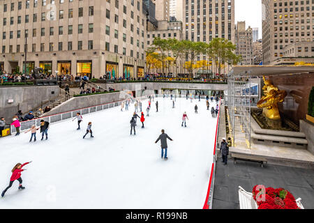 New York, USA, 9. November 2018. Leute Eislaufen im Rockefeller Center eine Eislaufbahn in Midtown New York City. Foto von Enrique Ufer Stockfoto