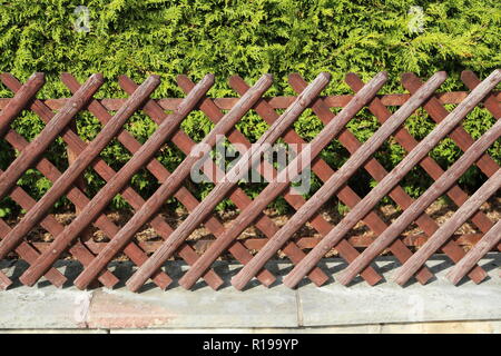 Wattle Zaun im Garten. Garten Holzzaun Stockfoto