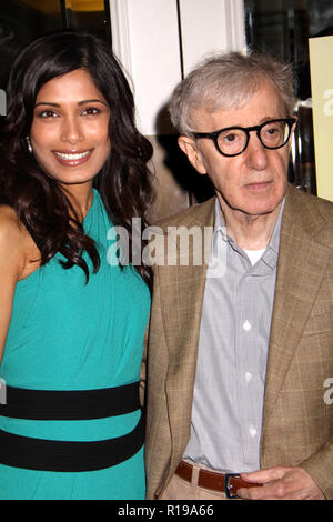 Freida Pinto, Woody Allen 09/12/2010' treffen Sie auf einen großen dunklen Fremden'@Four Seasons Hotel @ Toronto, Toronto Foto von Izumi Hasegawa/HNW/PictureLux (12. September 2010) Stockfoto