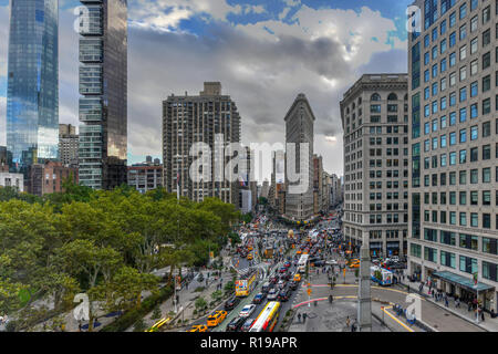 New York City - 10. Oktober 2018: Luftaufnahme der Flat Iron Building, einer der ersten Wolkenkratzer, der je gebaut wurde, mit New York Fifth Avenue und Taxis. Stockfoto