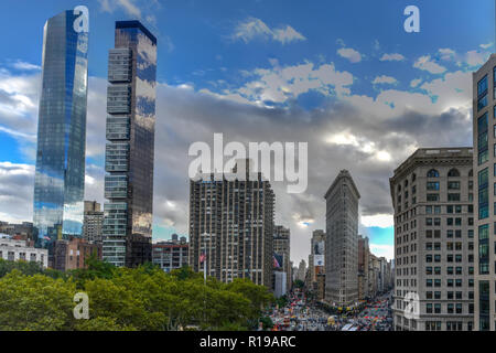 New York City - 10. Oktober 2018: Luftaufnahme der Flat Iron Building, einer der ersten Wolkenkratzer, der je gebaut wurde, mit New York Fifth Avenue und Taxis. Stockfoto