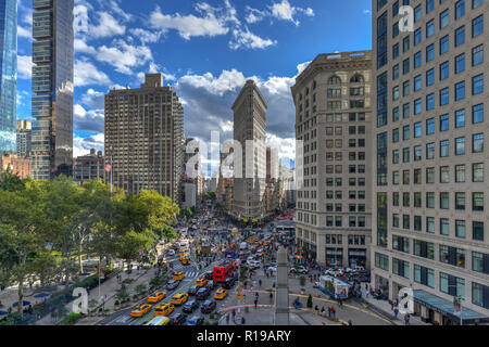New York City - 10. Oktober 2018: Luftaufnahme der Flat Iron Building, einer der ersten Wolkenkratzer, der je gebaut wurde, mit New York Fifth Avenue und Taxis. Stockfoto