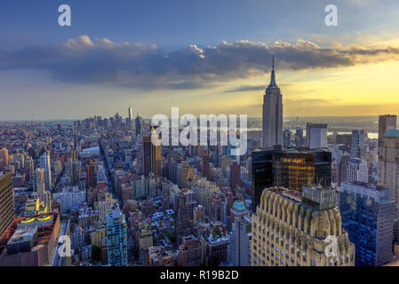 Turmhohe Wolkenkratzer in Midtown Manhattan Blick nach Süden in Richtung Innenstadt in New York City. Stockfoto