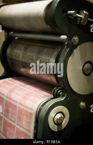 Altes Geld drucken Maschine in ein Museum. Stockfoto