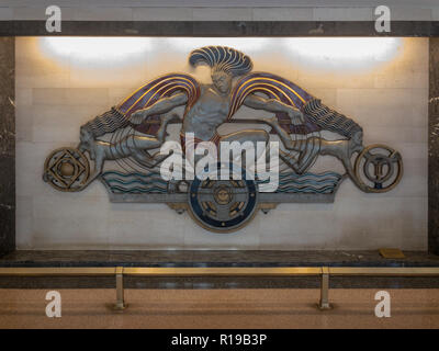 New York City - 31. Juli 2018: Art Deco Flachrelief Fries in der New Yorker U-Bahn. Stockfoto