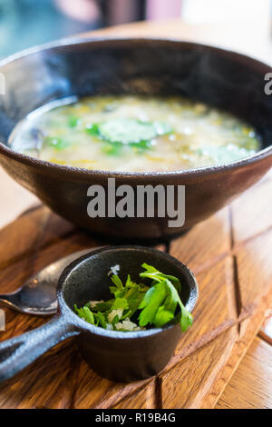 Nahaufnahme der Georgischen Hammel- Suppe. Stockfoto