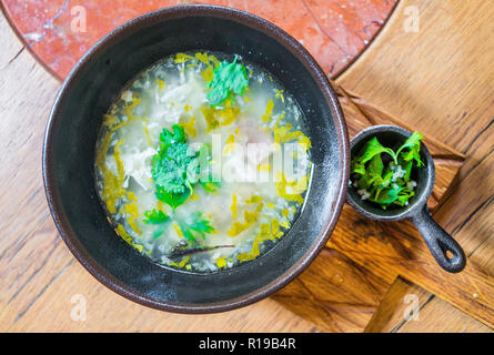Nahaufnahme der Georgischen Hammel- Suppe. Stockfoto