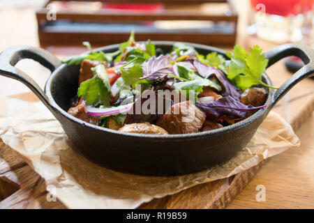Ojaxuri. Gebratenes Fleisch mit Kartoffeln und Gemüse. Stockfoto