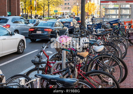 Datenverkehr auf der Brattle Street in Harvard Square, Cambridge, MA Stockfoto